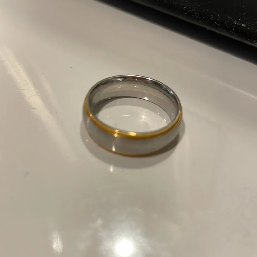2 tone ring! stainless & gold plated band 💛🩶